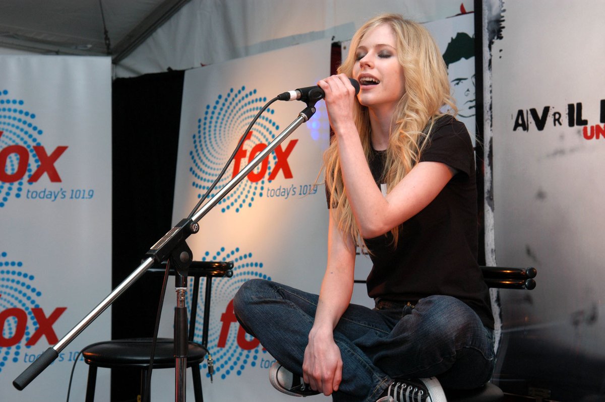 lavigneanos's tweet photo. live @ FOX FM's ROOFTOP (AUS, may-2005) https://t.co/xeXYLl2ibW