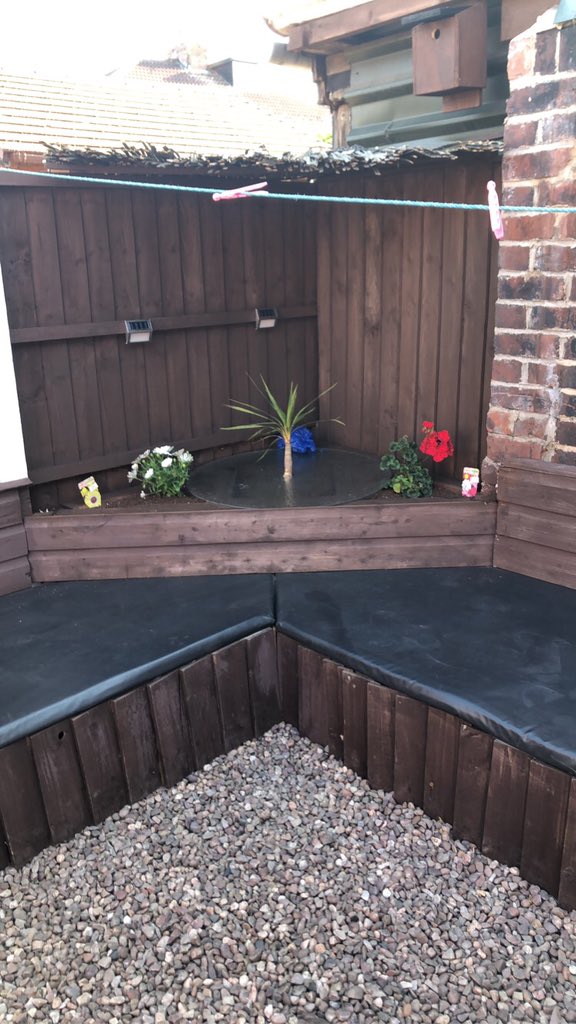 Leanneusher's tweet photo. @absoluteradio @bushontheradio @RichieFirth Win ,
VE Day on lockdown , chill out area on a lockdown budget ❤️ https://t.co/YDCDhOKxiq