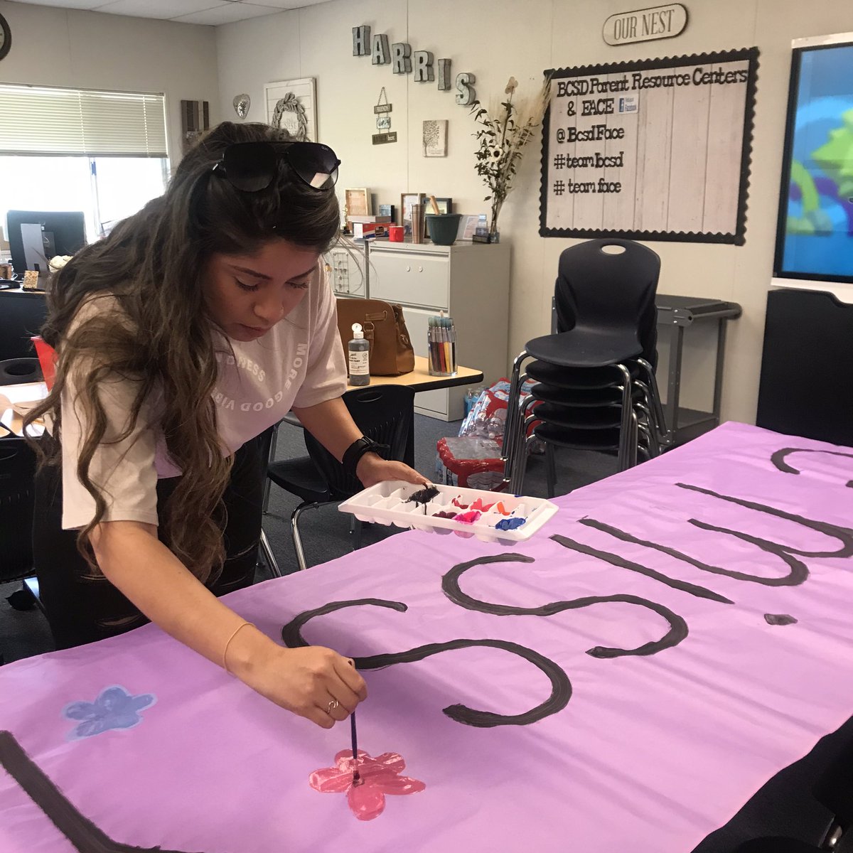 LauraPradoDuran's tweet photo. Thank you to our ASW Miss Figueroa for always supporting our School #makingposters 🎨 #wemissyouHawks 💜 #WeAreInThisTogether 💜@AttendanceBcsd @HarrisElementa1 #harrishawks #Area2 #teamBCSD #teamHARRIS https://t.co/ByQBVOhE6r