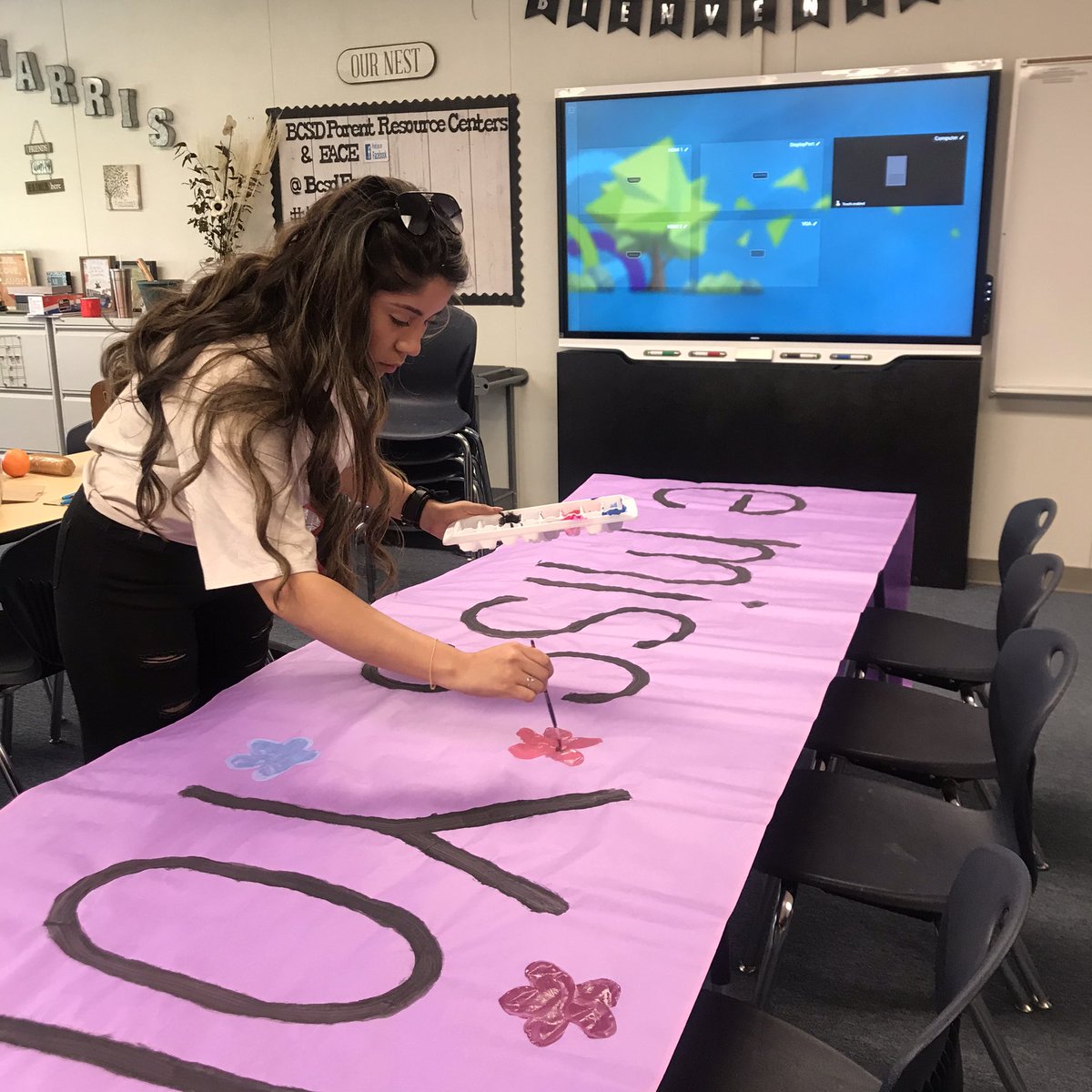 LauraPradoDuran's tweet photo. Thank you to our ASW Miss Figueroa for always supporting our School #makingposters 🎨 #wemissyouHawks 💜 #WeAreInThisTogether 💜@AttendanceBcsd @HarrisElementa1 #harrishawks #Area2 #teamBCSD #teamHARRIS https://t.co/ByQBVOhE6r