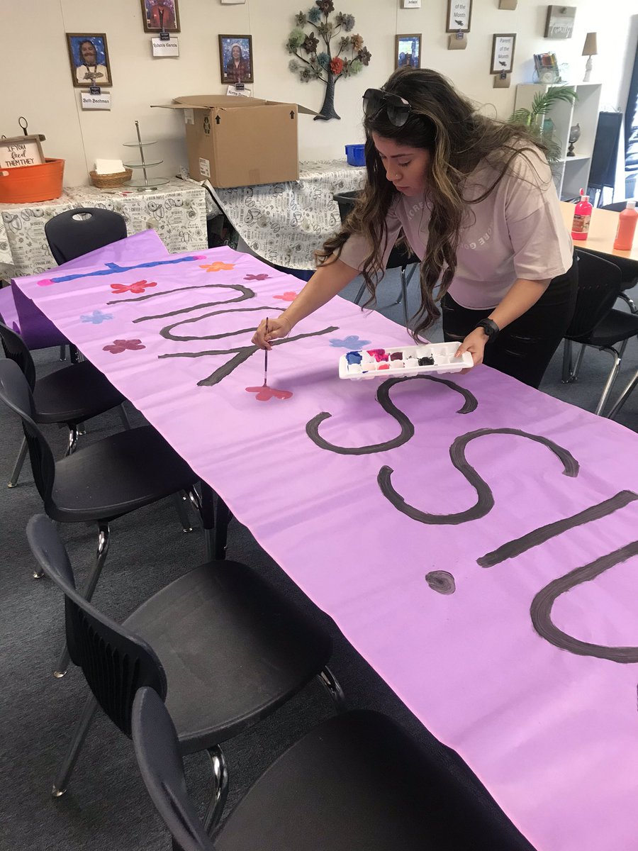 LauraPradoDuran's tweet photo. Thank you to our ASW Miss Figueroa for always supporting our School #makingposters 🎨 #wemissyouHawks 💜 #WeAreInThisTogether 💜@AttendanceBcsd @HarrisElementa1 #harrishawks #Area2 #teamBCSD #teamHARRIS https://t.co/ByQBVOhE6r