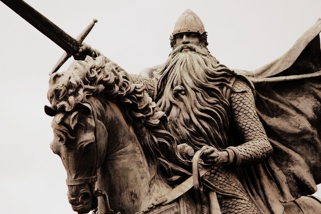 CescFrancB's tweet photo. Rodrigo Díaz de Vivar era català, d'El Bruc, Barcelona. El seu veritable nom era Roc Duc Gorc Dou de Veí Vall, però tots li coneixien com El Singh, perquè per part de mare era dels Singh de Casteldefells. Va ser expulsat de Catalunya i va conquistar València, capital dels Països. https://t.co/OC6WzWp5uk