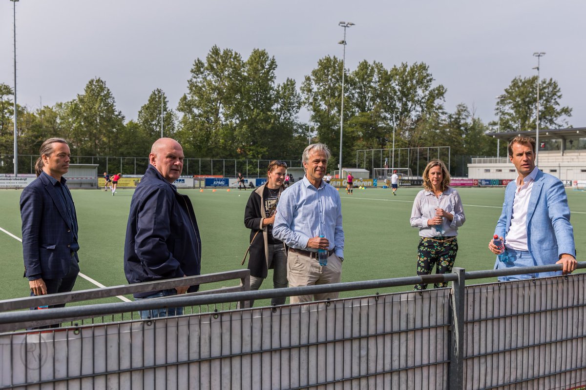hbscraeyenhout's tweet photo. Een oprecht geïnteresseerde wethouder ⁦@bredemeijer⁩ nam vanmiddag alle tijd voor een bezoek aan onze club. Hij was  onder de indruk van de bevlogenheid waarmee we onze jeugd onder deze moeilijke omstandigheden toch veilig laten sporten. https://t.co/UwoqLFRwi7