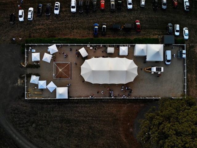 BaytexNZ's tweet photo. Our Hampton is elegant and provides an unforgettable atmosphere with its clean roof lines and stunning design. Loving this setup by Mansfield Party Hire https://t.co/7ZjQ7f96lh