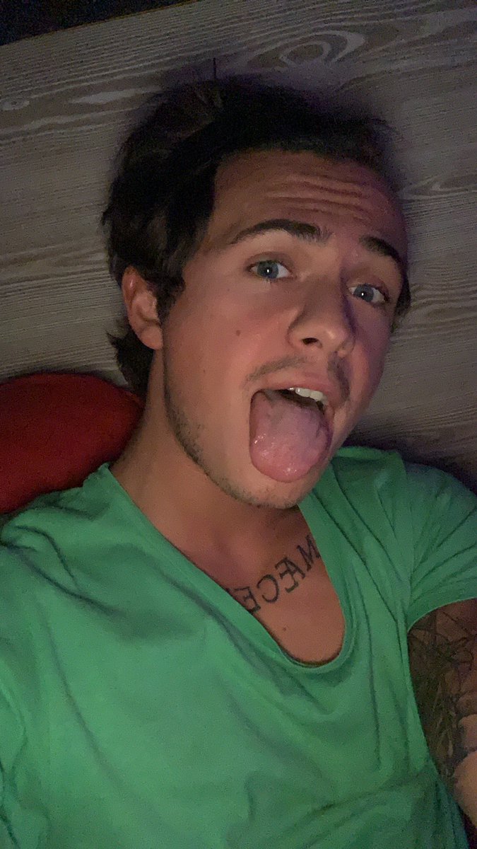 fedefederossi's tweet photo. selfaccio per Twitter https://t.co/0wRS8XuP0B