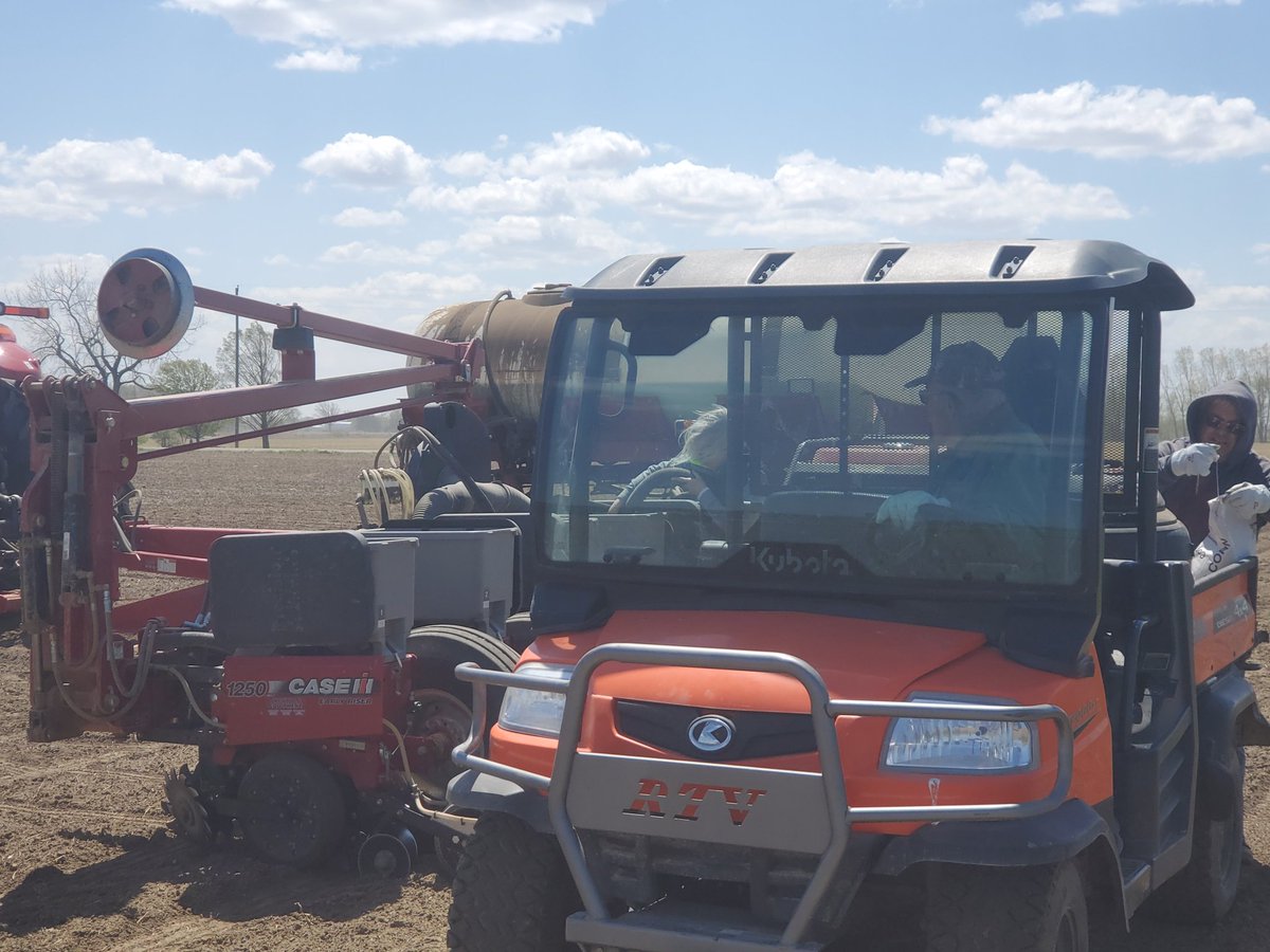 grimet's tweet photo. It was a day full of bags blowing away and dust in the eyes! But am very grateful for this weather to be able to get another great plot in! #ruppseed #plant2020 https://t.co/kRClVP8omH