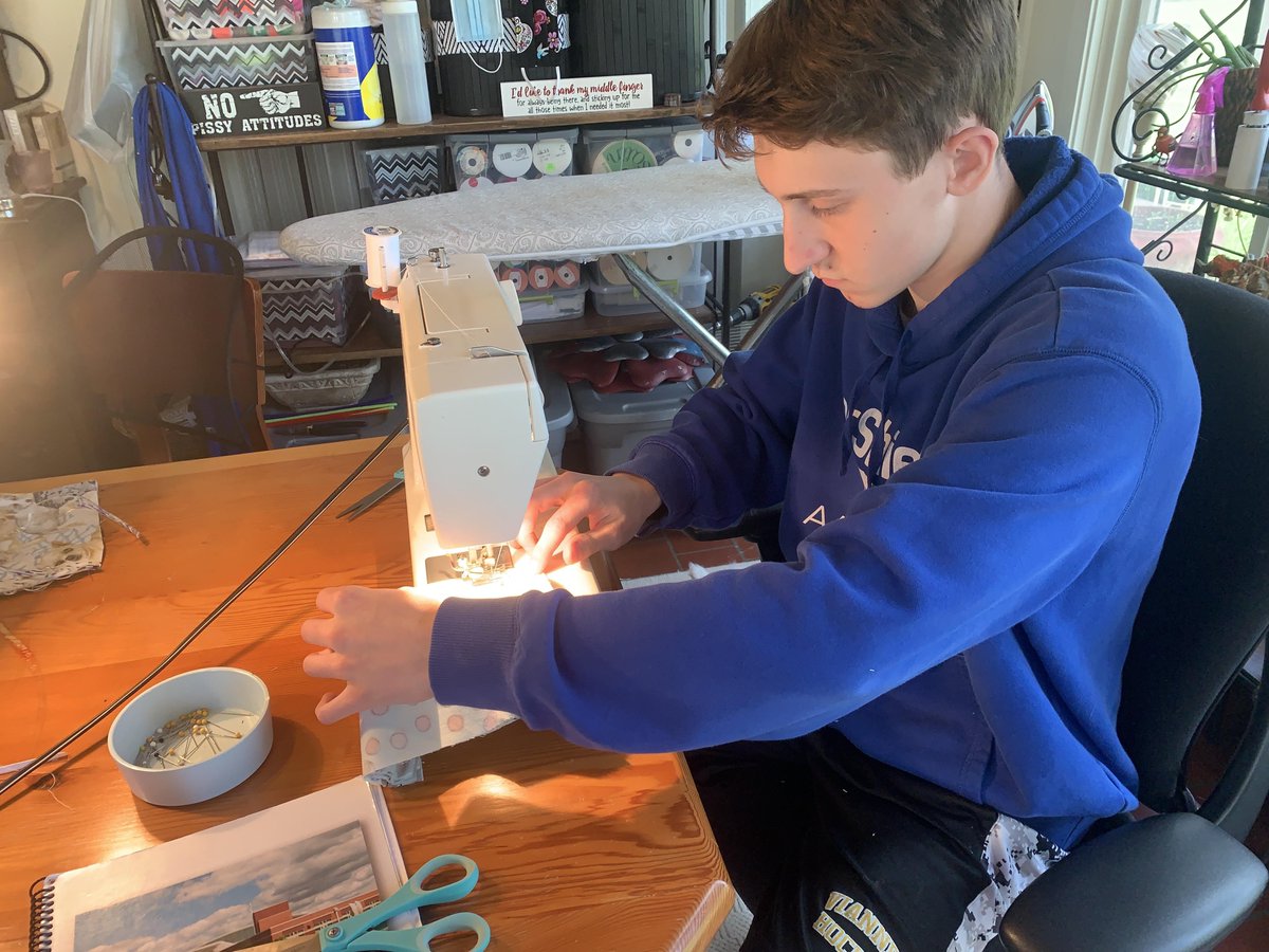 Vianney_CM's tweet photo. Our Vianney junior students are doing God's work!  We're SO proud of the wonderful ways that our students are stepping up to support and serve those in need! @vianneygriffins @Marianists https://t.co/eGwVLr18uc