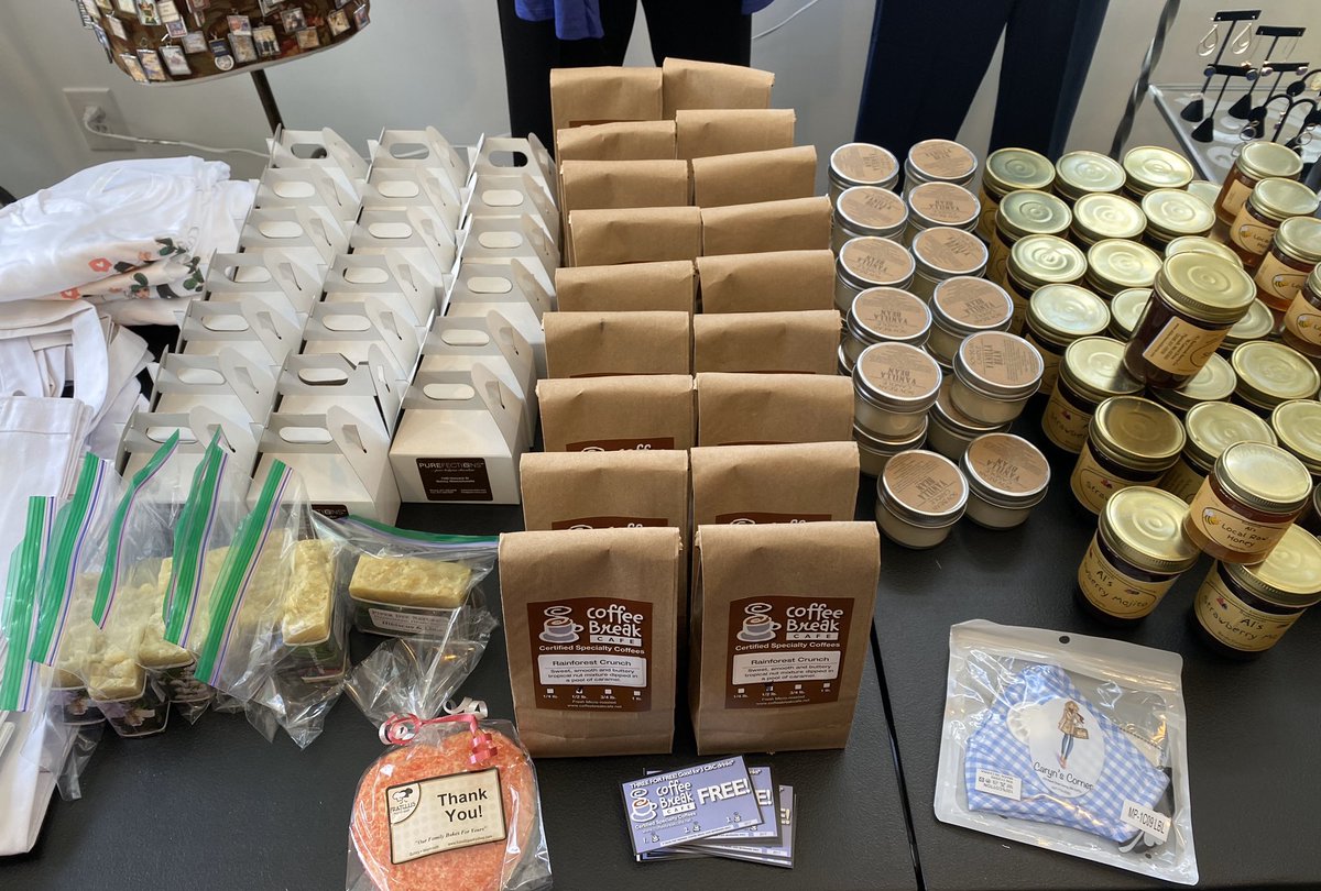 wbzSausville's tweet photo. Owners of @Coffeebreakcafe &amp;  @caryncornr in #Quincy pay local small businesses for items like candles, honey &amp; cookies, &amp; then make South Shore Survival Bags. Proceeds from bags go to front line workers &amp; local food pantry. 8 of the 11 businesses are women owned. @wbznewsradio https://t.co/COigzIoiTW
