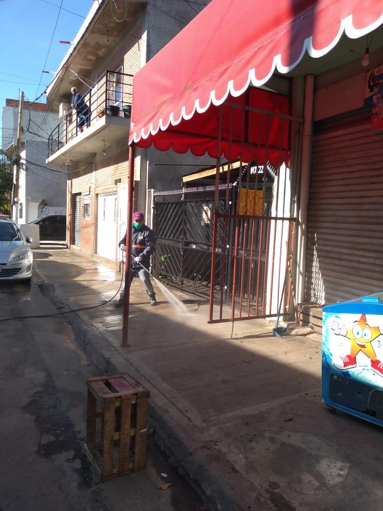 JuanMaquieyra's tweet photo. Todos los días estamos presentes trabajando en el mantenimiento de la limpieza y la higiene urbana de los barrios populares para seguir luchando frente al coronavirus. Acá algunas fotos de los operativos de estos días en la 20, Pirelli y Padre Ricciardelli. https://t.co/aPYzbnKmqZ