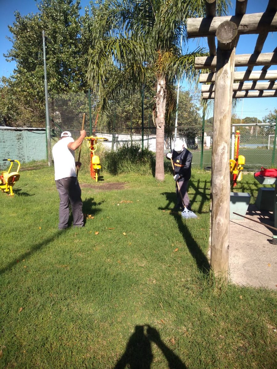 JuanMaquieyra's tweet photo. Todos los días estamos presentes trabajando en el mantenimiento de la limpieza y la higiene urbana de los barrios populares para seguir luchando frente al coronavirus. Acá algunas fotos de los operativos de estos días en la 20, Pirelli y Padre Ricciardelli. https://t.co/aPYzbnKmqZ