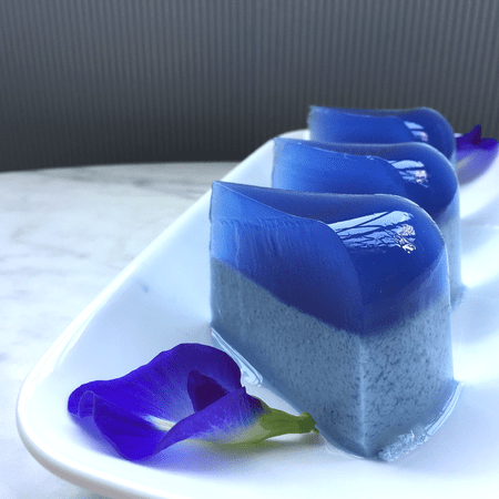 Vulpes_No9's tweet photo. Butterfly pea flower로 만든 젤리 케잌들...
색깔이 어찌나 오묘하고 아름다운지, 마치 먼 미래에서 가져온 디저트같은 느낌이다... https://t.co/7fxy6ZGTeh