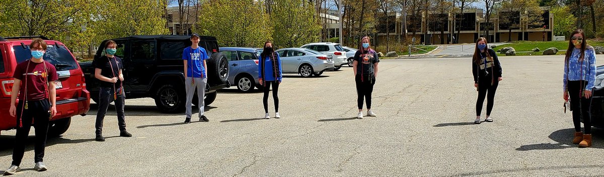 BPS_ArtDesign's tweet photo. #NAHShonorcordpickup
The Corona Cord Pick Up.
Congrats BHS Seniors.
#2020
@BraintreeHigh @HeidiLHurley @ArtBtree @MassArtEd https://t.co/Tqpw3TAUne