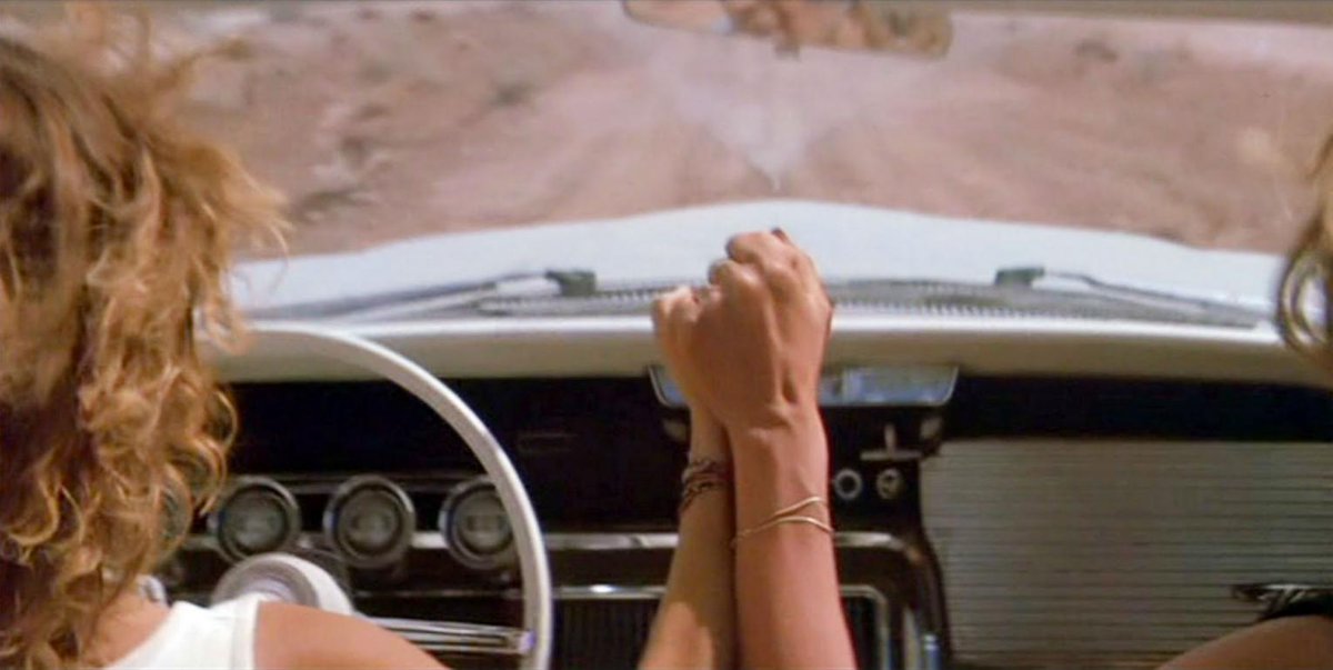 101 - THELMA ET LOUISE de Ridley ScottD'habitude misanthrope, Ridley Scott se révèle génialement lumineux par ce récit bouleversant sur une amitié émancipatrice fuyant touts regards et codes du patriarcat. Magnifique.