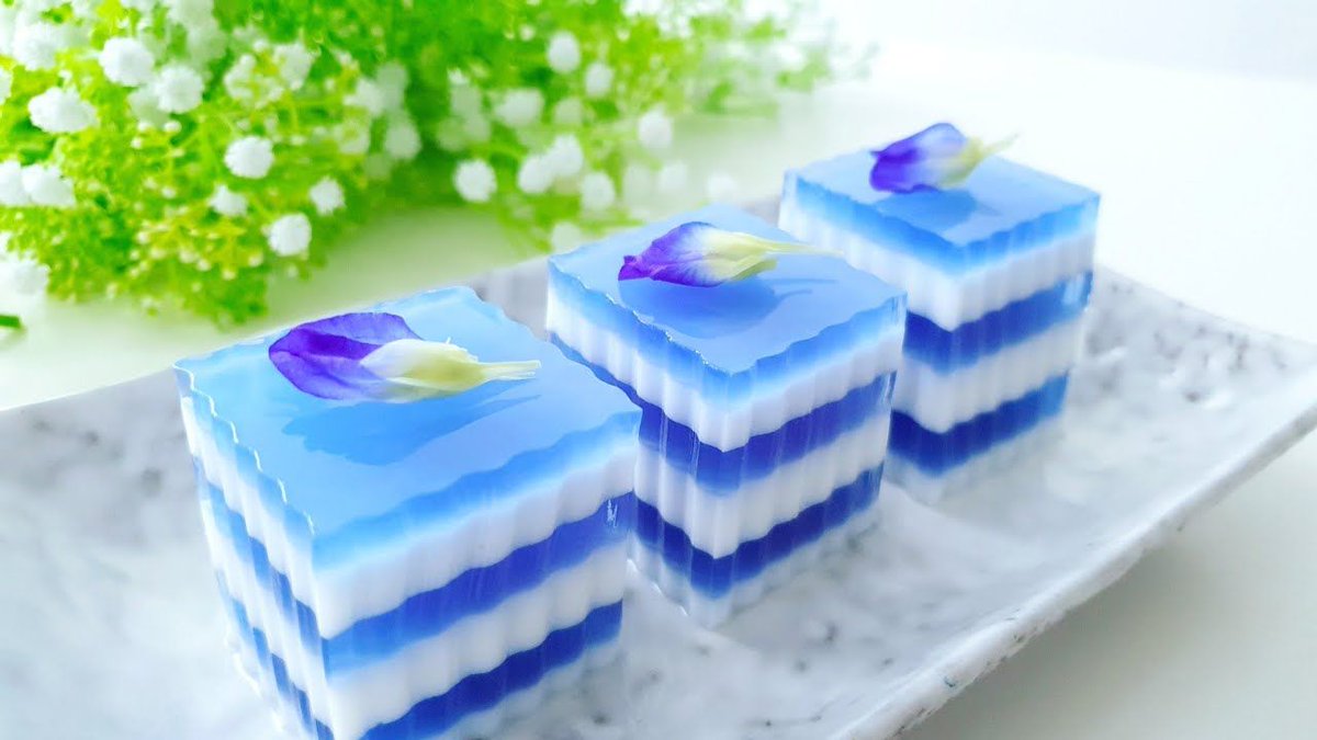 Vulpes_No9's tweet photo. Butterfly pea flower로 만든 젤리 케잌들...
색깔이 어찌나 오묘하고 아름다운지, 마치 먼 미래에서 가져온 디저트같은 느낌이다... https://t.co/7fxy6ZGTeh