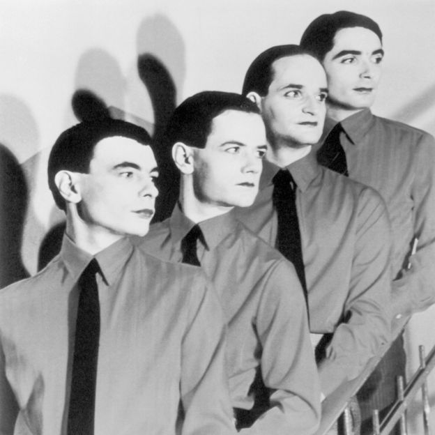 ElDeCreativo's tweet photo. Me duele un poco (mucho) en el corazón que @depechemode no haya dicho nada ayer en honor a Florian Schneider, más cuando le deben tanto a @kraftwerk (de hecho cada músico electrónico moderno), en sus primeros años DM hacía soundcheck tocando Das Model 😕 https://t.co/Rl98tQdkLk
