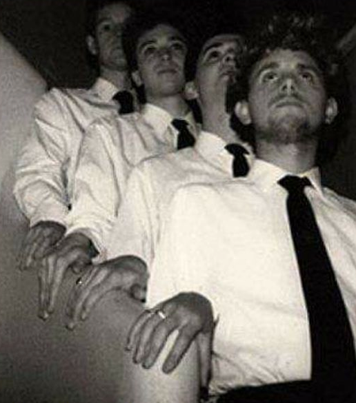 ElDeCreativo's tweet photo. Me duele un poco (mucho) en el corazón que @depechemode no haya dicho nada ayer en honor a Florian Schneider, más cuando le deben tanto a @kraftwerk (de hecho cada músico electrónico moderno), en sus primeros años DM hacía soundcheck tocando Das Model 😕 https://t.co/Rl98tQdkLk