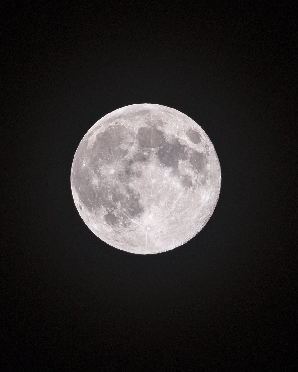 radenrauf's tweet photo. Nih gaes hasil foto bulan purnama semalem, foto kedua itu pake multiple exposure, bulannya gua taroh di atas pohon bambu.
Foto diambil 11.51 WIB

Iso400
f/9
1/340"
Lensa di 400mm
#supermoon https://t.co/tiYAwKBvzG