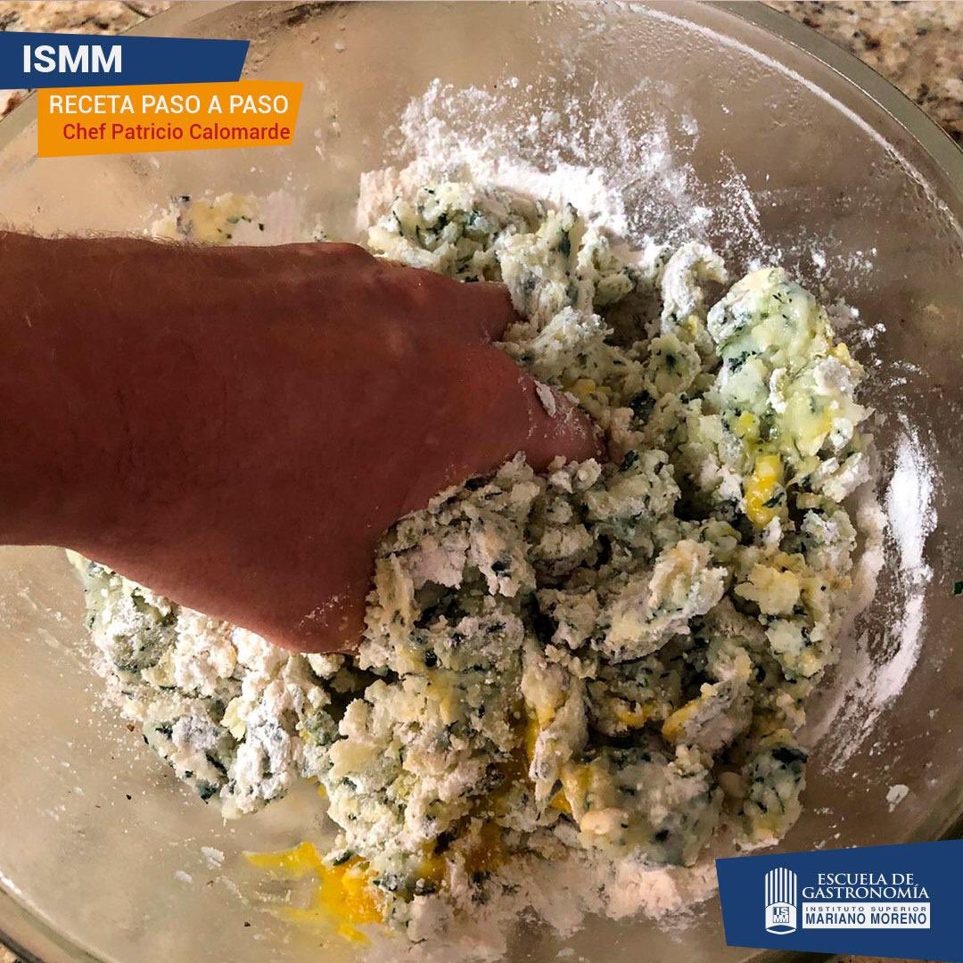 ISMM_Mexico's tweet photo. Es hora del Paso a Paso de la semana. 🙌🏻
En esta ocasión el Chef Patricio Calomarde nos enseñó a preparar Ñoquis con su toque personal.
¡No te resistas a prepararlos y mándanos fotos de tu platillo!
#EnCasaTambiénSeAprende #ISMMContigo #ISMMUnidos #ISMMCercaDeTi 🇲🇽🇦🇷🇨🇴🇺🇸🇩🇴🇪🇨🇻🇪 https://t.co/7YQq2q4zf9