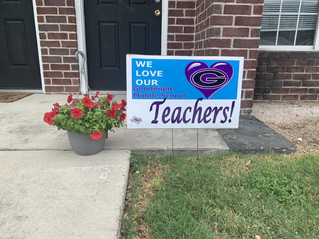 msfloresart's tweet photo. so blessed to be visited by the wonderful administrators of @GoodnightSMCISD !!! Definitely the warmth that I’ve needed I will cherish this moment forever ! Thank you thank you thank you @educategalore https://t.co/u7xB548eZE