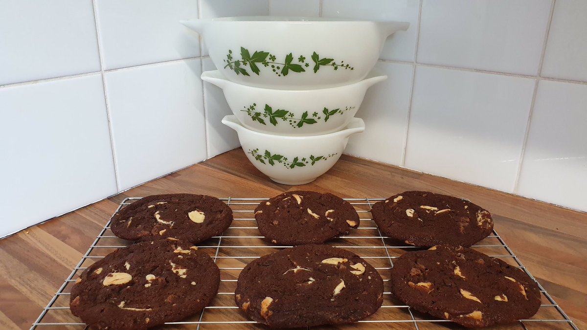 PartyPyrex's tweet photo. Thursday’s Pyrex Pick Me Up is this set of happy Hawthorn Cinderellas, guarding the cookies at https://t.co/gej0YpB32t! #VintagePyrex #RetroKitchenware https://t.co/hxil450iws