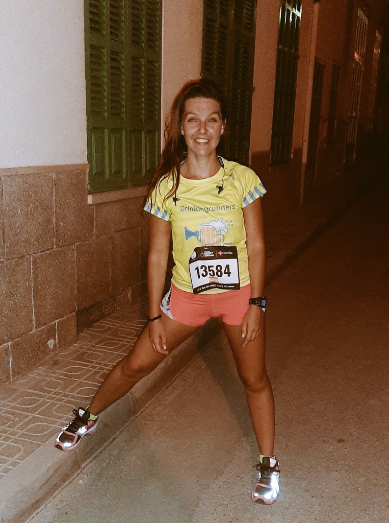 irenina14's tweet photo. Nunca estaremos lejos si soñamos y  corremos bajo la misma luna.❣🌚 
Sumando 10,5 km con cabeza y corazón. NUNCA correrás sola. 💚 #yoelegicorrer #correvivesiente #CorrerMeHaEnseñado @CruzRojaEsp @FullMoonRunnin1 @DrinkingRunners https://t.co/nTIxgIvafA