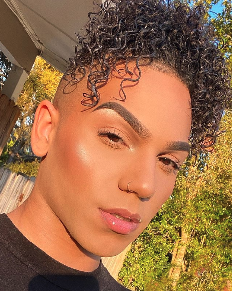 BenefitBeauty's tweet photo. A fresh look for a breath of fresh air πβ¨ @BryanBeauty is golden hour galm in #browzings in shade 5, #rollerlash curling mascara & #hoola matte bronzer! https://t.co/aMmMziK2Li