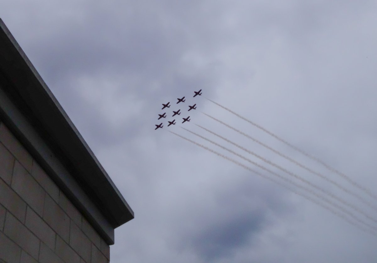 homewithlu's tweet photo. Our beloved @CFSnowbirds over my roof, and over my city, Ottawa. #ottcity #CFSnowbirds #cdnpride #thankyou https://t.co/QCS0ojI1ZL