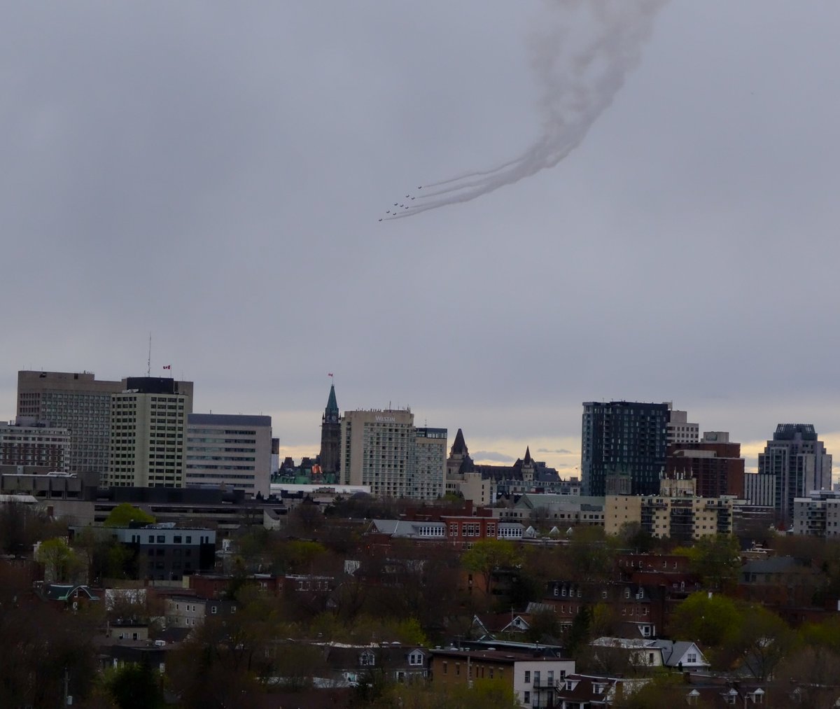 homewithlu's tweet photo. Our beloved @CFSnowbirds over my roof, and over my city, Ottawa. #ottcity #CFSnowbirds #cdnpride #thankyou https://t.co/QCS0ojI1ZL
