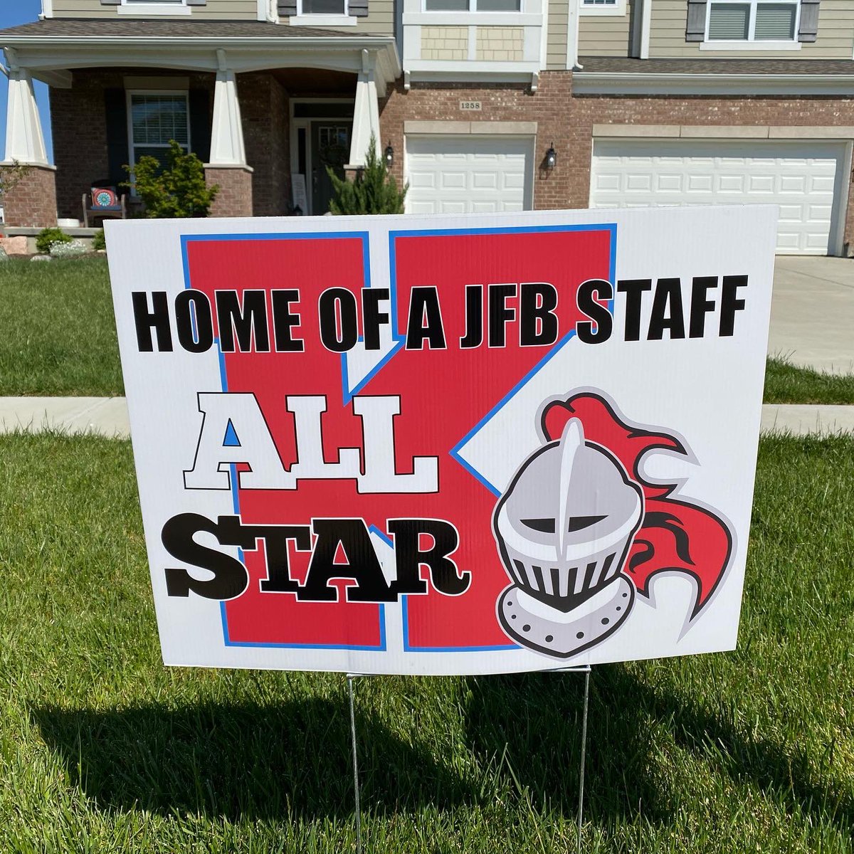 mrsbogardsclass's tweet photo. Waking up to this was AWESOME @JFBKnights!!! This little reminder of encouragement &amp; appreciation made me smile &amp; was just what I needed to make another day of Remote Learning #kingsstrong 💪🏼❤️😁 THANK YOU!!! https://t.co/aIeY0vBPdC