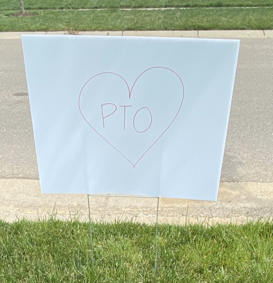 mrsbogardsclass's tweet photo. Waking up to this was AWESOME @JFBKnights!!! This little reminder of encouragement &amp; appreciation made me smile &amp; was just what I needed to make another day of Remote Learning #kingsstrong 💪🏼❤️😁 THANK YOU!!! https://t.co/aIeY0vBPdC