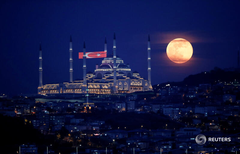 reuterspictures's tweet photo. The super flower moon rises above the Camlica Mosque in Istanbul, Turkey. More spectacular views: https://t.co/mcUBT6xgs3 📷 @bektasumit https://t.co/9Cq8nuXMuL