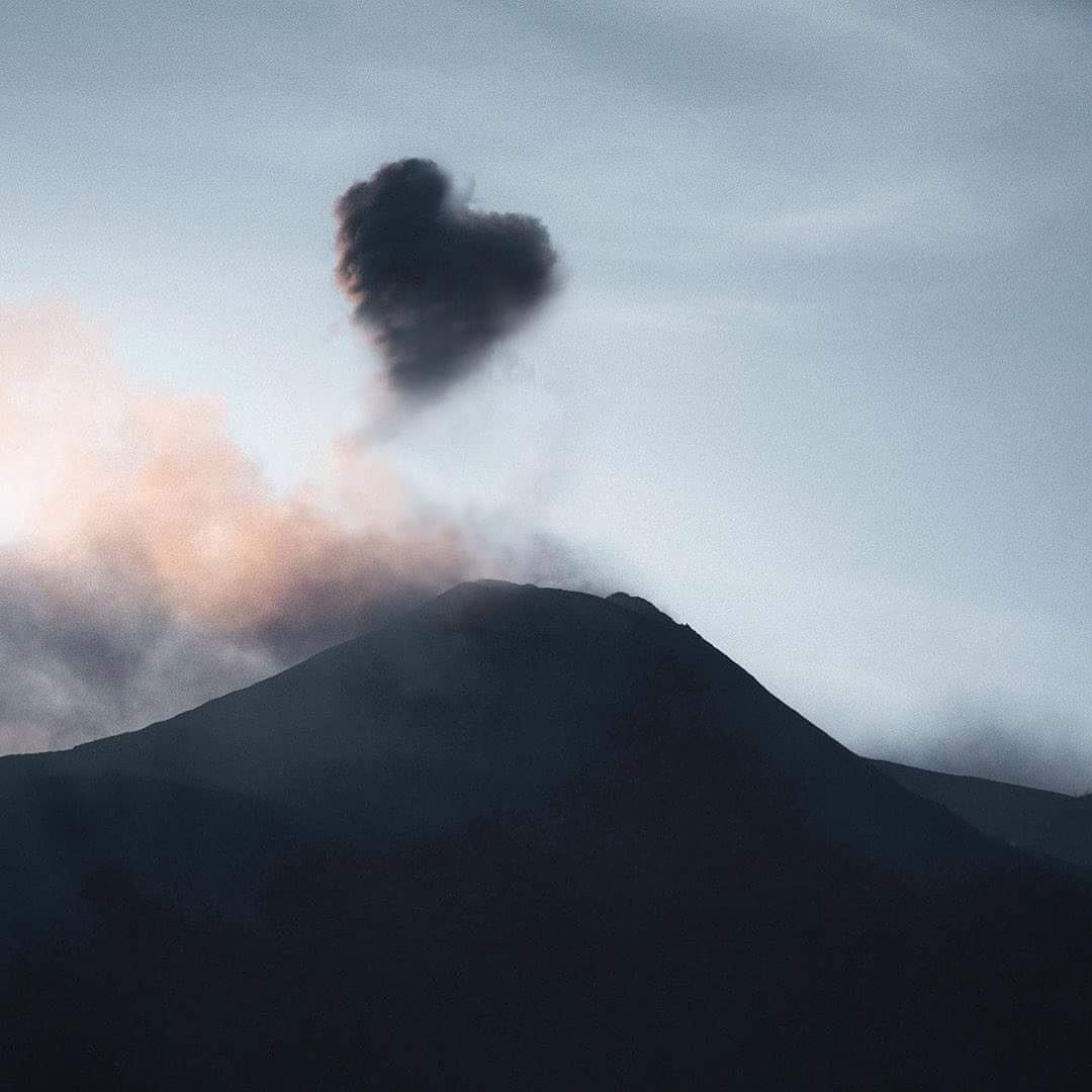 PhRoose's tweet photo. From Etna, with love. 07/05/2020 https://t.co/3M5Nt96YtO