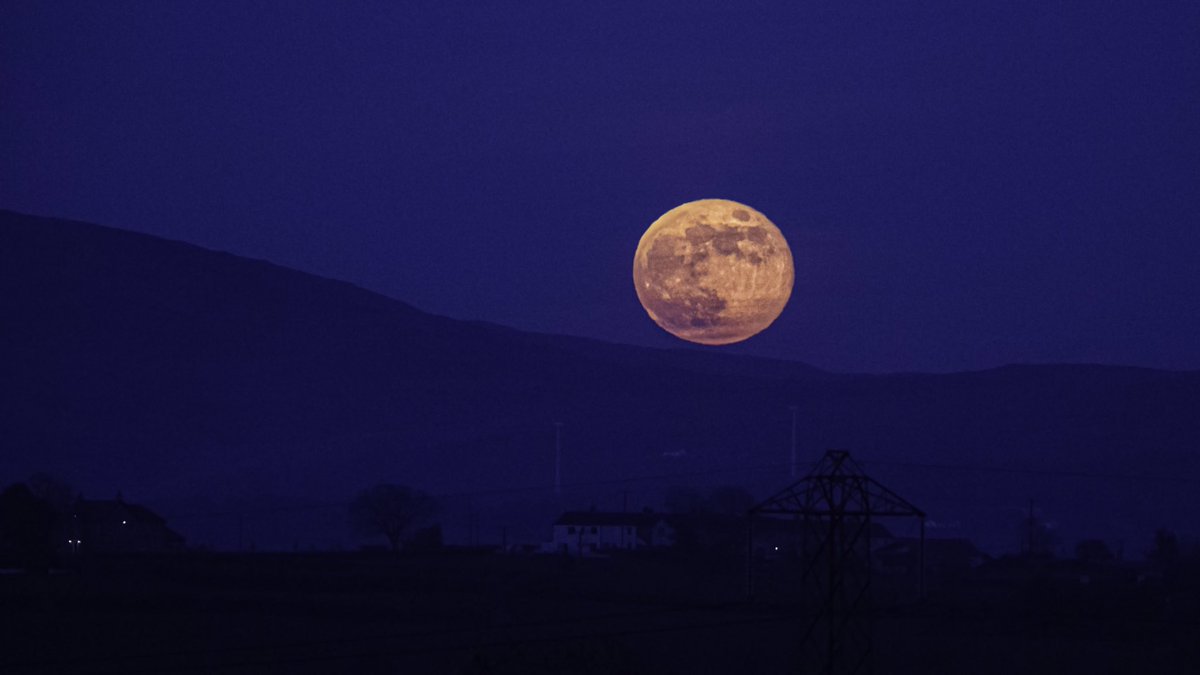 Supermoon rising above SlieveCroob in the Mournes this evening McCandless Terrace Dromore in the foreground @WeatherCee @barrabest @angie_weather #supermoon2020 #supermoon #codown #northernireland @frank_broadcast @NITouristBoard @TourismIreland