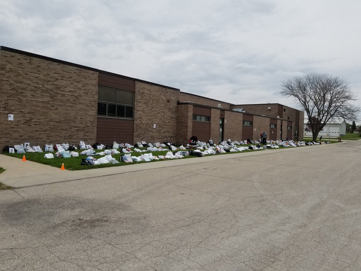 MarkAlbertsen's tweet photo. Ready for students to pick up items at UMS!  #uKNIGHTed https://t.co/AIdQFlAAyG