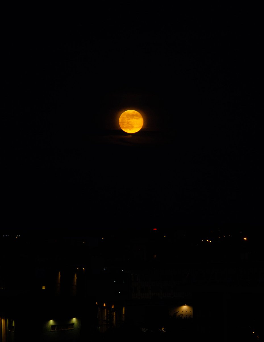 FayNics's tweet photo. #fullmoon Rennes, France https://t.co/jVL9tFDWSK