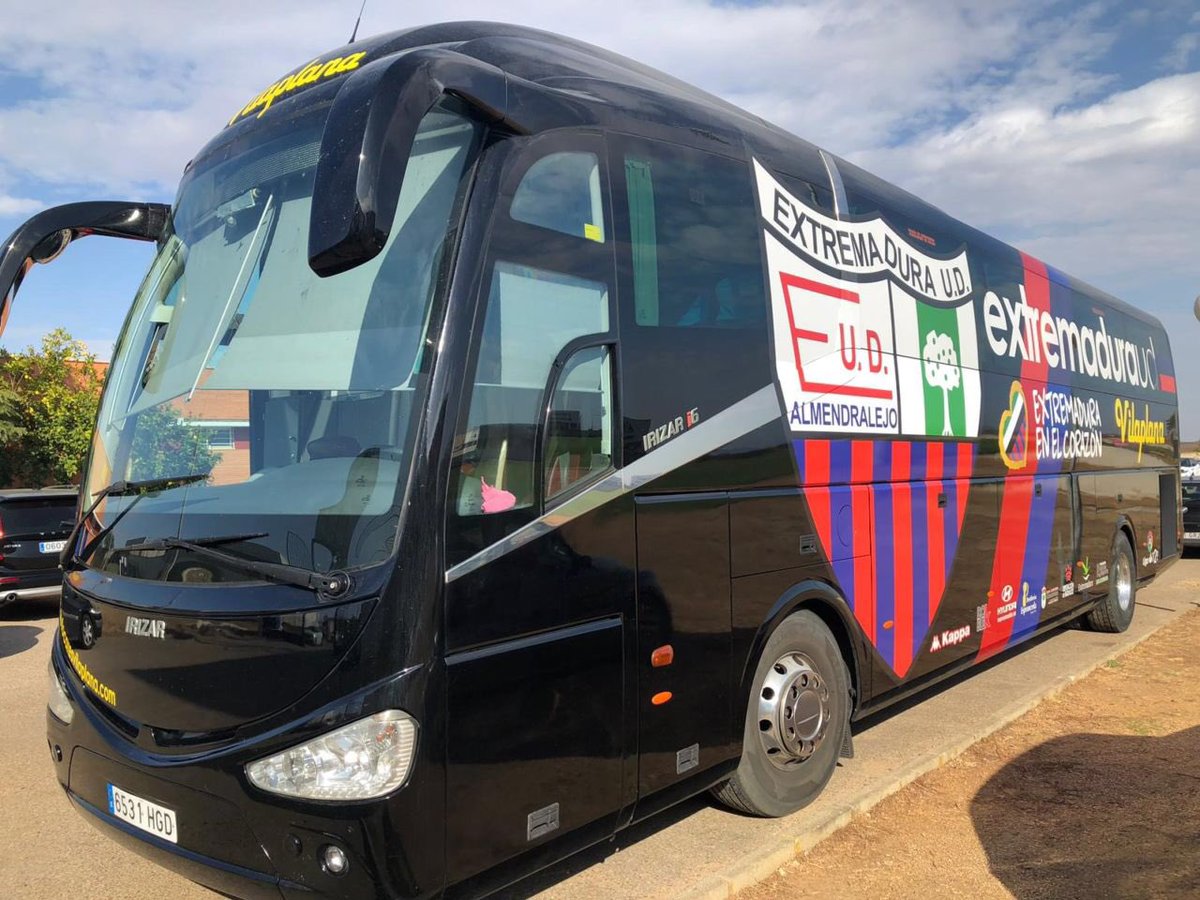 VIAJES | FÚTBOL ⚽️ 

El protocolo de LaLiga para los partidos si vuelve la competición indica que los clubes tendrán que viajar : 

✈️ Vuelos chárter 

🚞 Trenes chárter 

🚎 Si van en autobús y hay más de 25 en la expedición, tendrán que viajar en 2 AUTOBUSES 🚌