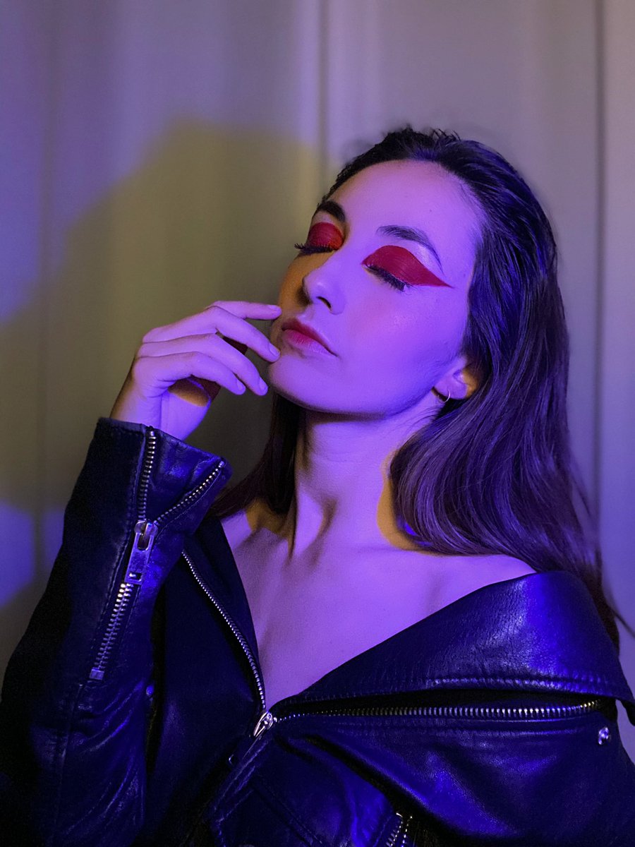 Gaiabrnt's tweet photo. Bon bah vu que je n’ai plus de taff à cause du confinement, j’ai plus de modèles donc je me maquille sur moi même 💄 et je me suis lancée sur IGTV mdr donc venez voir 🍒 
Mon IG: 🤪  https://t.co/HdbHy0w5pX https://t.co/BKaNVz8cj6