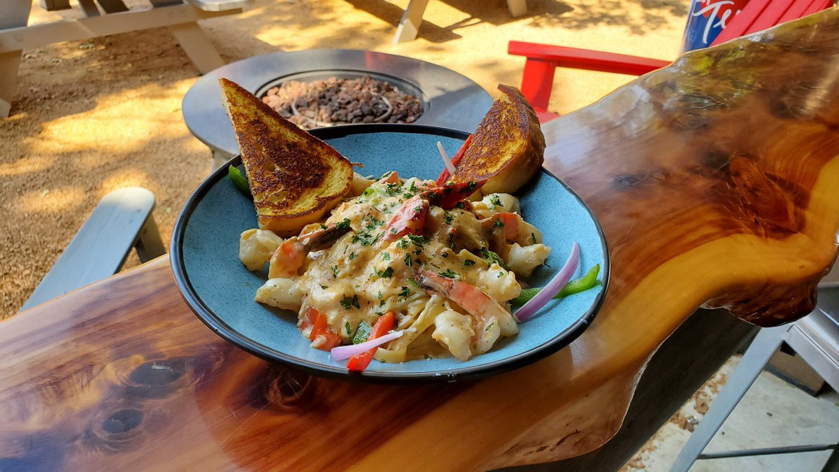 TheTipsyOak's tweet photo. Shall we pour you a 6oz or a 9oz glass of wine to go with our blackened Gulf Shrimp Fettuccine? 🍷☺️🎶☀️ #chefspecial #pasta #livemusicstartsat7pm #patio #stillyournewfavoriteplace❤️🍻🎶☀️ @TheTipsyOak https://t.co/blwwCKuRyO