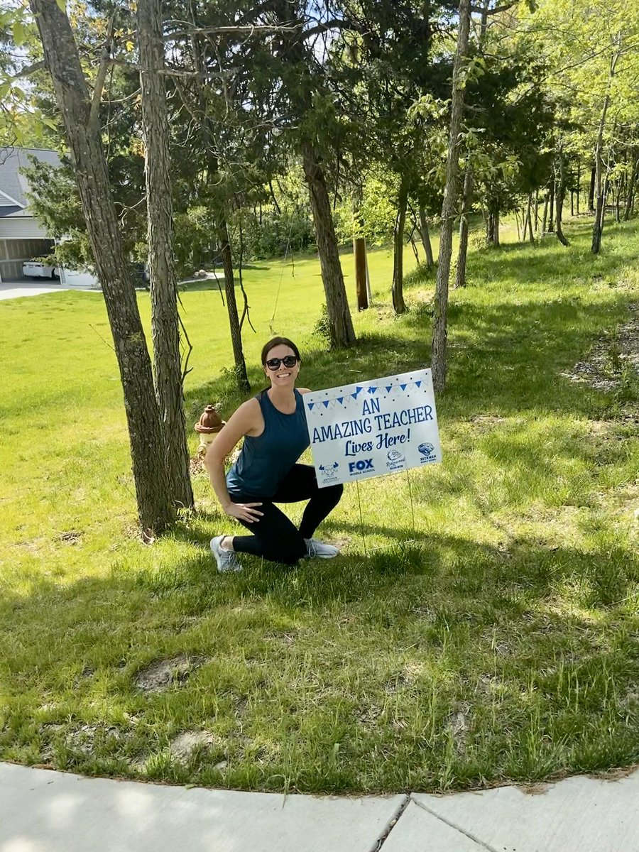 DeBold_Science's tweet image. Awesome surprise this morning! Thank you @SMSJags for the sign ❤️ #MyAdminRocks #SeckmanTeachersAreAmazing #TeacherAppreciationWeek #TeacherAppreciationWeek2020 #TeacherYardSign @FoxC6Schools
