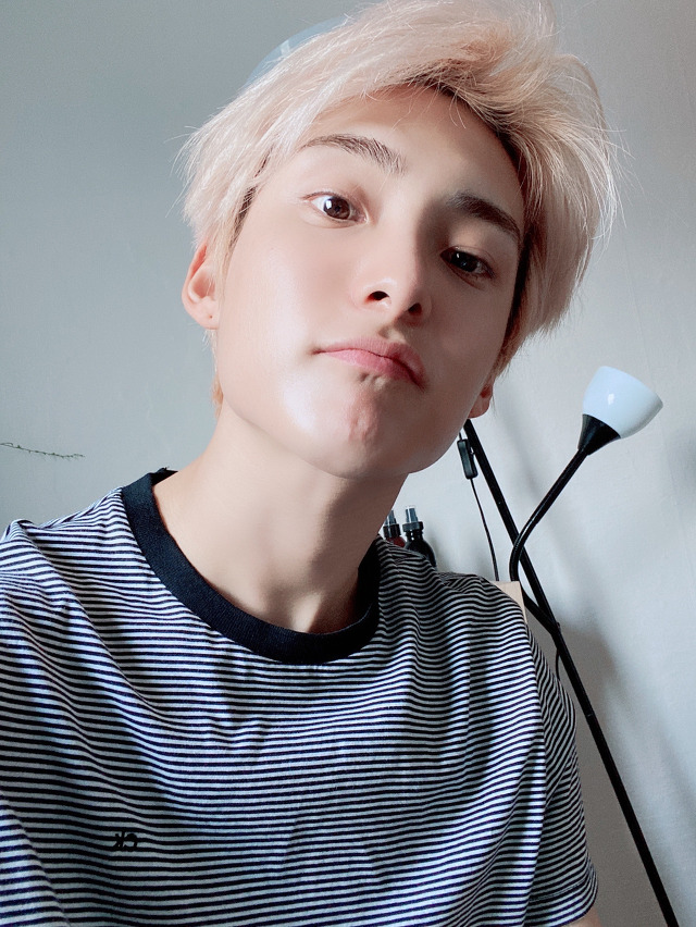 ACETocTocFR's tweet photo. 07.05.20 - #JUN

" Si vous cherchez un visage comme ça ... "

Cr : ACETocTocFR https://t.co/c54zTlTHYF