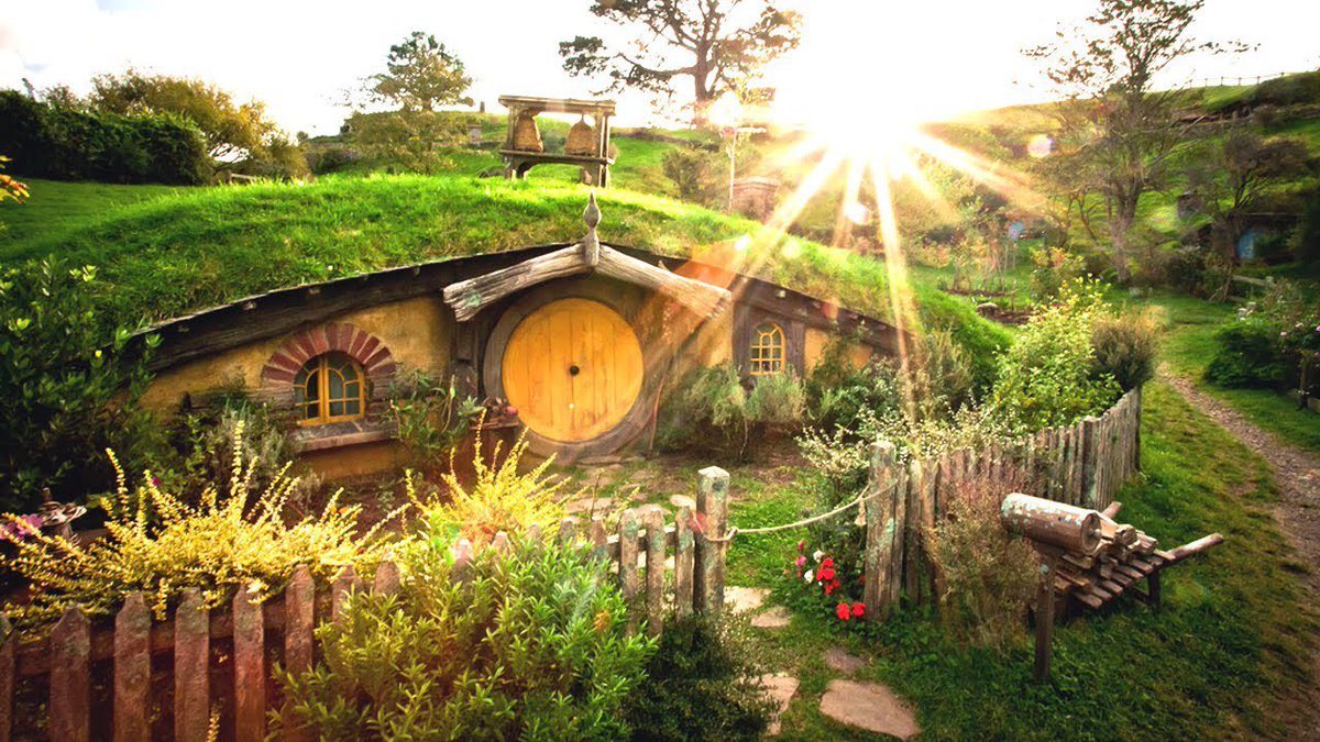 aillsley3's tweet image. #ArchitectureMovieChallenge

Day 8: Favorite yard or property

Hobbit home
Lord Of The Rings