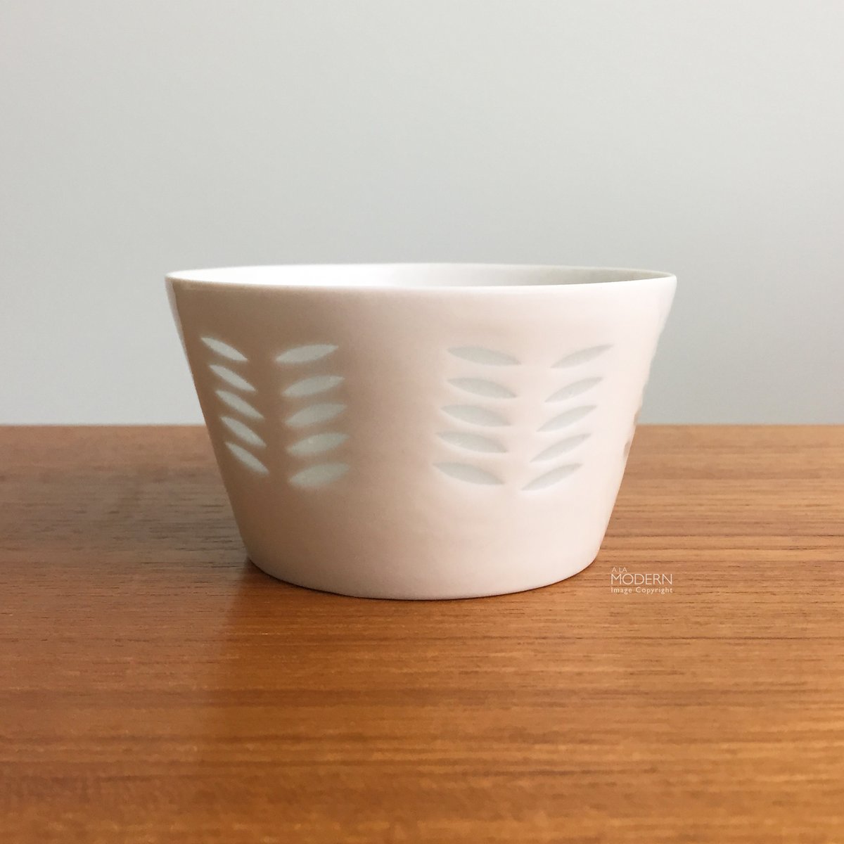 ALaModern's tweet photo. Arabia Finland rice grain porcelain open sugar bowl by Friedl Holzer Kjellberg https://t.co/BSbMultlCF https://t.co/kRbYGidnAw