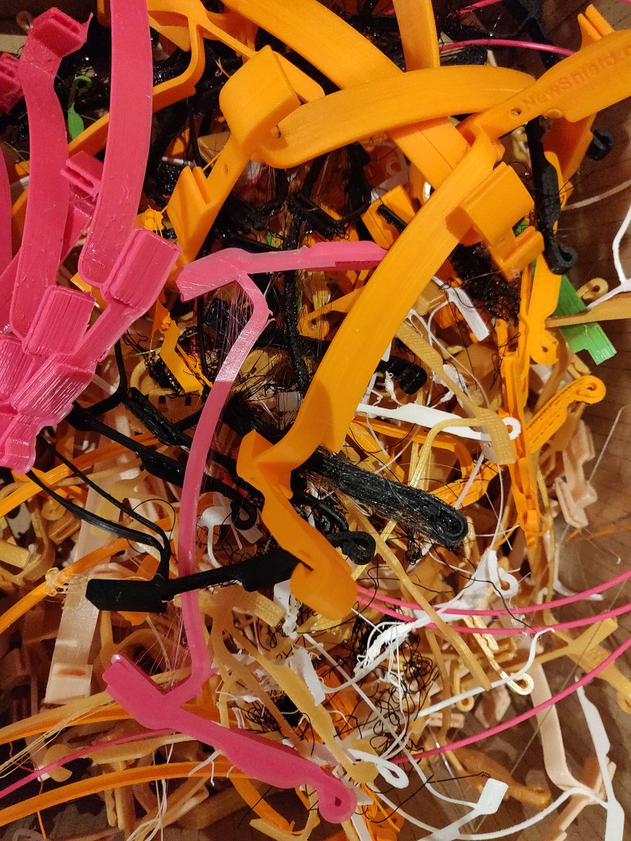 collectif_IC's tweet photo. Dans le réseau IC, tous les prints ne sont pas forcément réussi. ça fais beaucoup de déchet mais heureusement le @LgHackerSpace a un Recy-LAB qui s'occupe des déchets de PLA pour leur donner une nouvelle vie!

Grâce a ca, nos makers font des tests le cœur plus léger, merci à eux! https://t.co/pGO00FiNjc