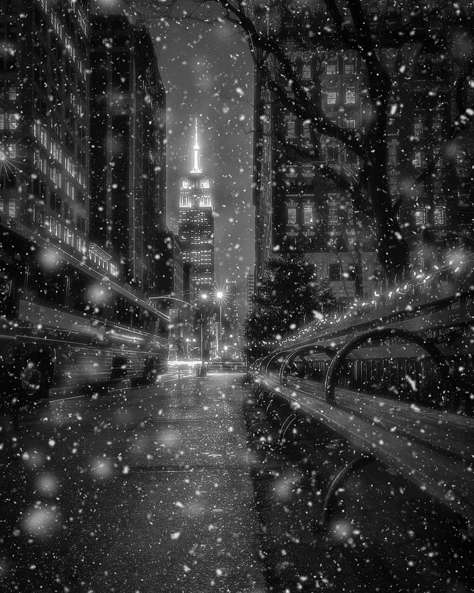 EmpireStateBldg's tweet photo. Supposedly we might see some snow tomorrow… can 2020 get any weirder?!

📷: everydayimshuttering/IG https://t.co/tPqlhykm1f