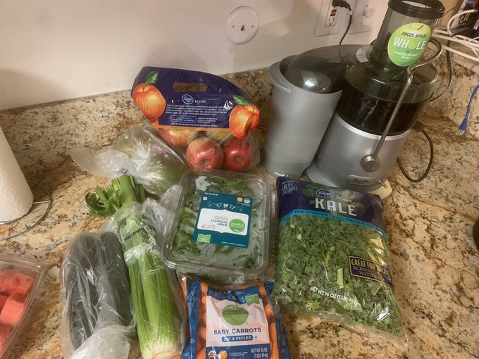 1 pic. K I just got a juicer and I’m so happy with it?❤️ https://t.co/LP5j1YLDtP