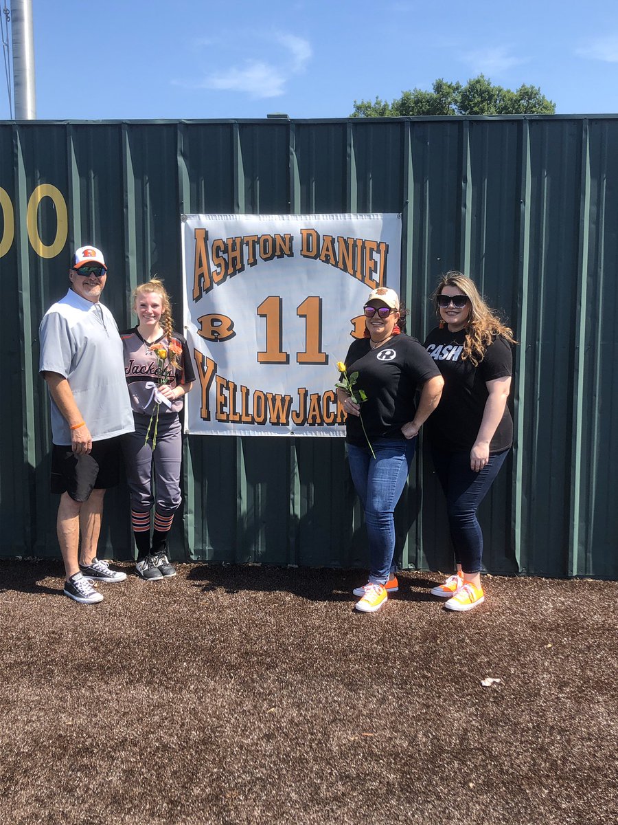 L_Campbell13119's tweet photo. Had an awesome time celebrating our seniors today with Mr. Samples! Featured here is Ashton Daniel. We will miss you Lady Jackets! Once a Jacket, always a Jacket. #JFND @kevinwsamples @Rockwall_HS https://t.co/KJWM4LtKZl