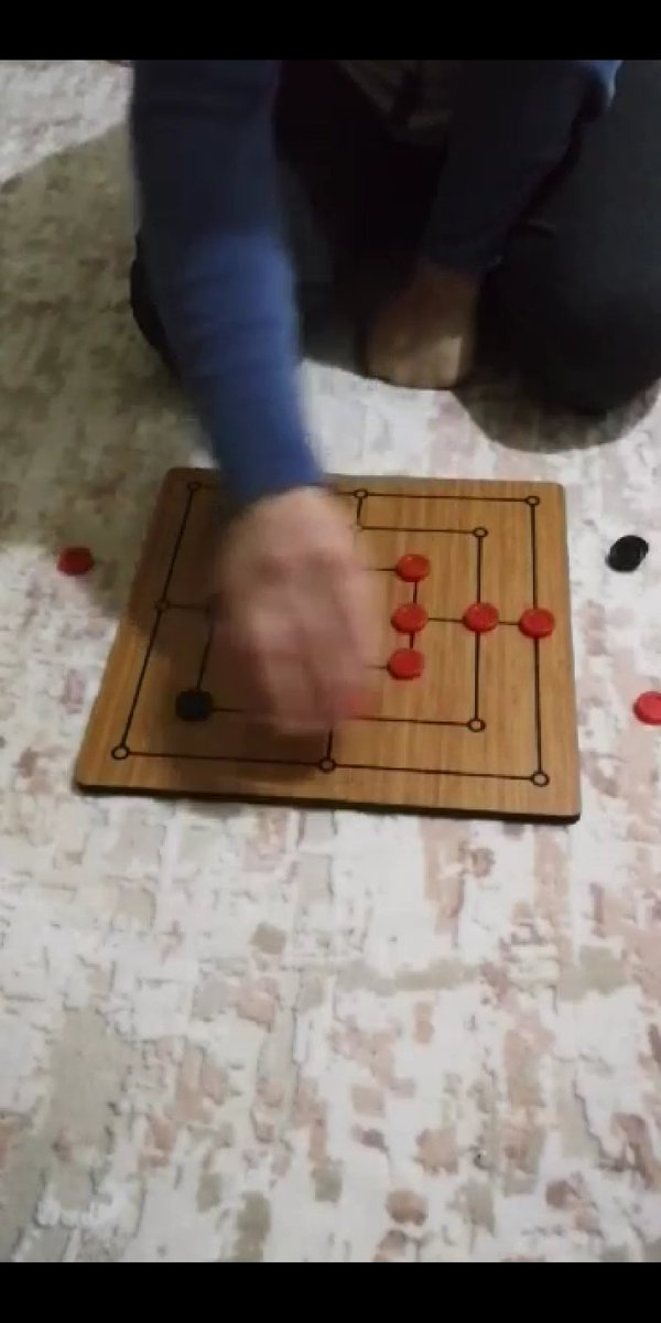 Biri küçük bir ekrana öğretme coşkusunu sığdırmaya çalışıyor diğeri evdeki bakliyatı öğretim materyali yapıyor, aslında her ikisinin de derdi aynı. 
Çocuklarımızın yeteneklerinin farkına varmaları için onlara rehber olan öğretmenlerimize ve velilerimize yürekten teşekkürler👏👏👏