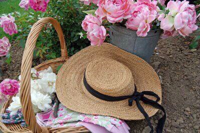 В большой соломенной шляпе расписанной чудесными цветами. Цветы в соломенной шляпе. Цветочная композиция в соломенной шляпе. Шляпка Садовая. Розовая соломенная шляпка.