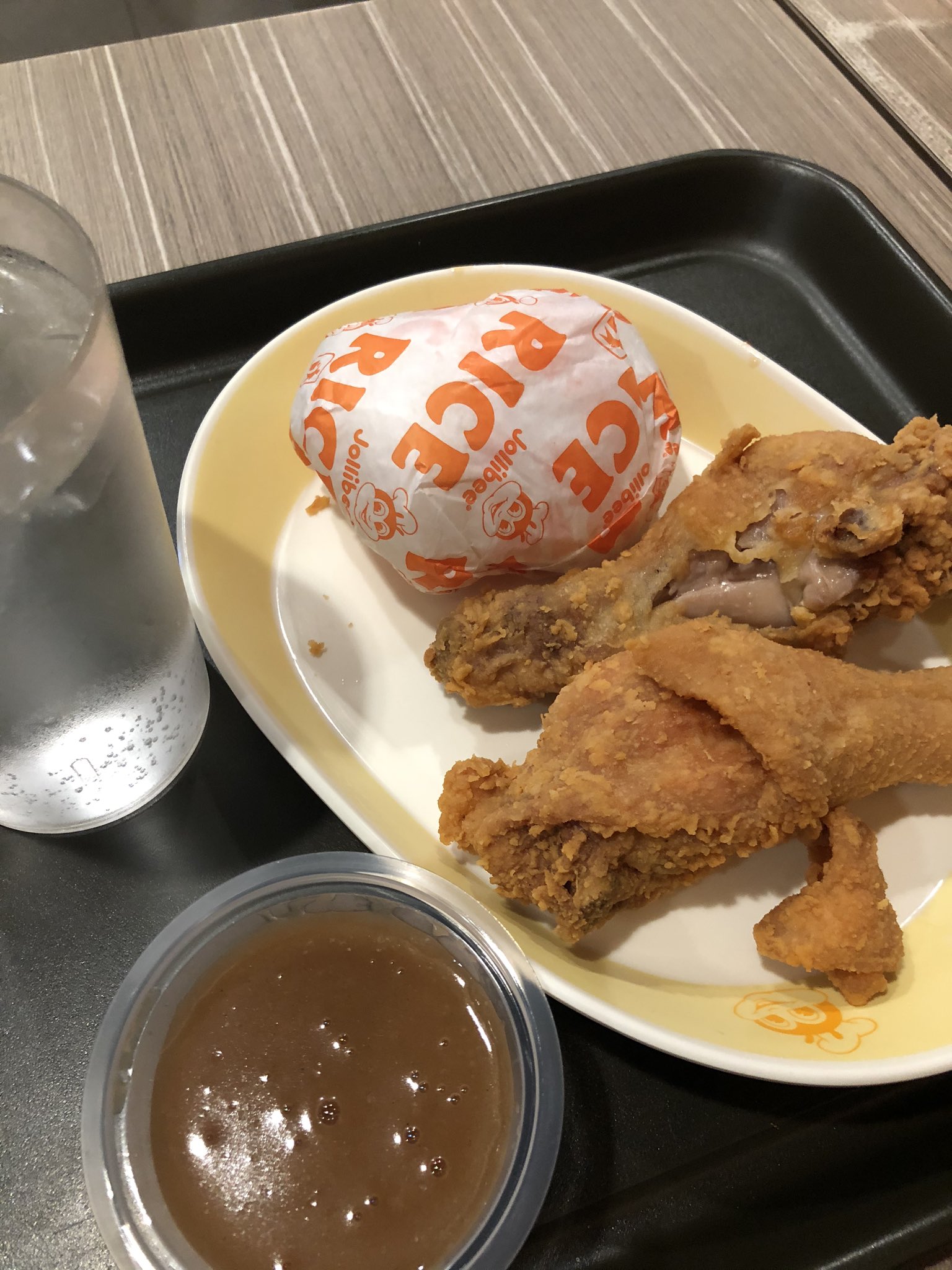 しげ旅 Youtube בטוויטר しげ旅情報 ジョリビー フィリピンのファストフード界の王者 あのマックでも歯が立たない チキンが美味い 米は不味い スパゲティはフィリピン人が大好きだがソースが甘い 俺は苦手 バーガーは美味いらしい 俺は食ったことない