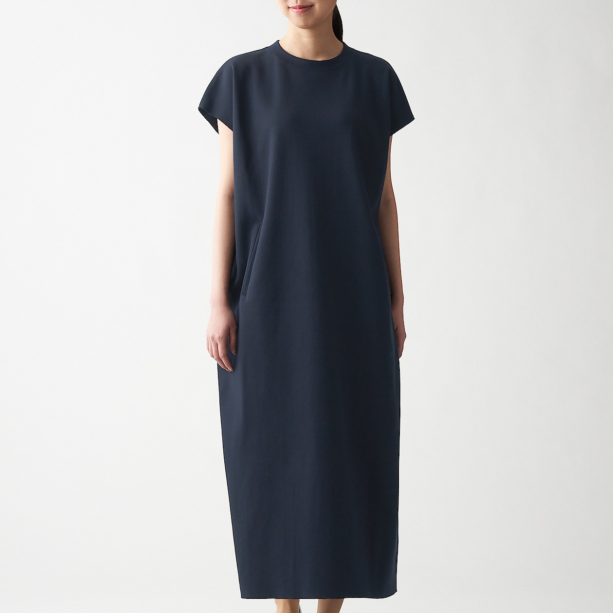 ねこぱん 無印良品の新作 丈を自由にカットできるワンピース 端がほつれない素材だと思うけど裾幅65cmをチャコで下書きしたとしてもガタ付きなく切れる自信が全くない 着丈122cmだから切らずに着られるけどさ フリーカット丈を自由に切れるフレンチ